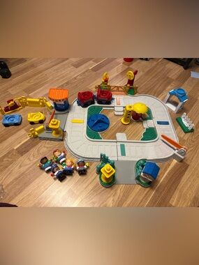 Fisher-Price little people Colorful Action Playset with Figures
